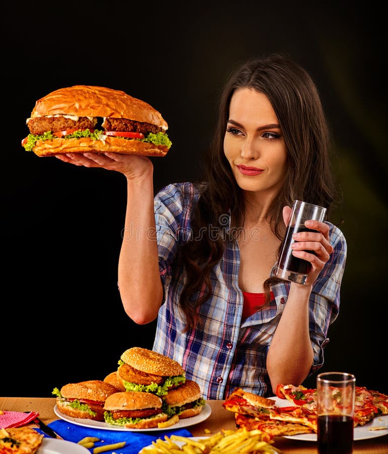 Mulher que come o Hamburger Mordida da menina do hamburguer muito grande fotos de stock Mulher que come o Hamburger Mordida da menina do hamburguer muito grande fotos de stock