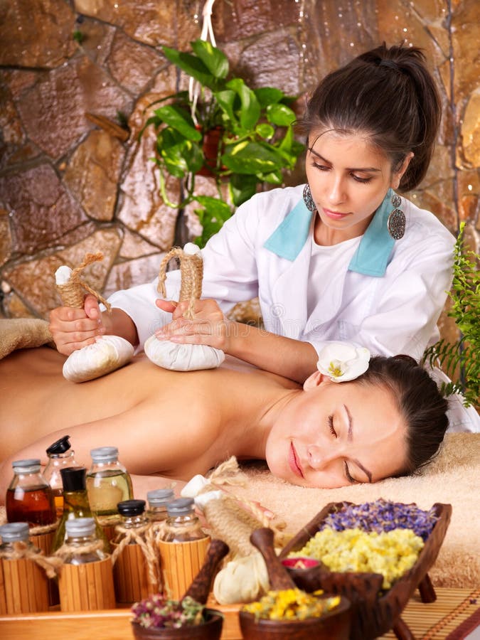 Mulher que começ a massagem erval tailandesa da compressa. foto de stock Mulher que começ a massagem erval tailandesa da compressa. foto de stock