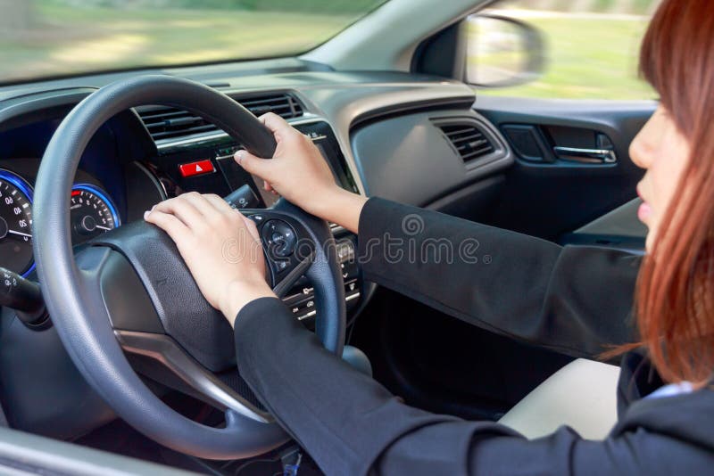 Mulher que conduz um carro e que pressiona no botão de chifre - transporte imagem de stock Mulher que conduz um carro e que pressiona no botão de chifre - transporte imagem de stock