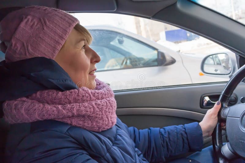 Mulher que conduz um carro no inverno fotos de stock Mulher que conduz um carro no inverno fotos de stock