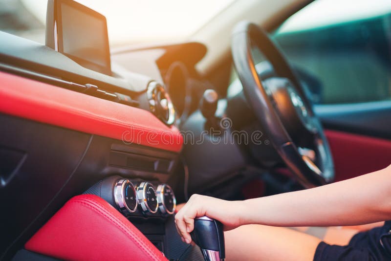 mulher motorista stick shift transmissão uma engrenagem do carro, volante  controlando a mão durante o movimento do veículo. conceitos de transporte  de viagem, viagem e segurança 25498915 Foto de stock no Vecteezy