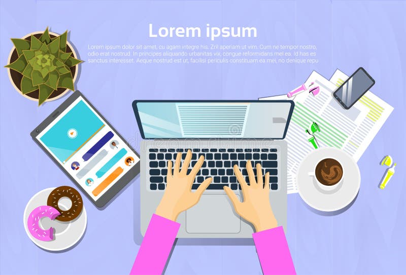 Mulher que datilografa no laptop, na vista superior na mesa com tabuleta de Digitas e no conceito do local de trabalho do telefon ilustração do vetor Mulher que datilografa no laptop, na vista superior na mesa com tabuleta de Digitas e no conceito do local de trabalho do telefon ilustração do vetor