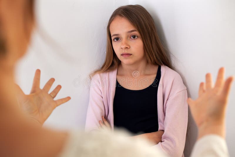 Mulher que discute com sua filha do adolescente fotografia de stock royalty free Mulher que discute com sua filha do adolescente fotografia de stock royalty free