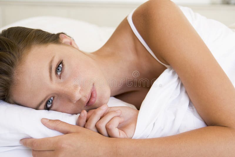 Mulher que encontra-se na cama fotos de stock royalty free Mulher que encontra-se na cama fotos de stock royalty free