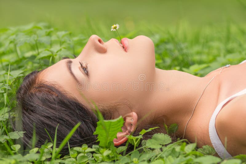 Mulher que encontra-se na grama imagem de stock royalty free Mulher que encontra-se na grama imagem de stock royalty free