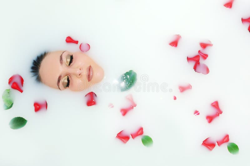 Mulher que encontra-se no banho fotos de stock Mulher que encontra-se no banho fotos de stock
