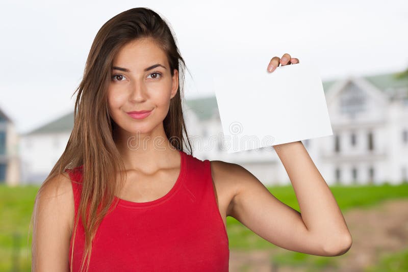 Mulher que entrega um cartão em branco fotografia de stock Mulher que entrega um cartão em branco fotografia de stock