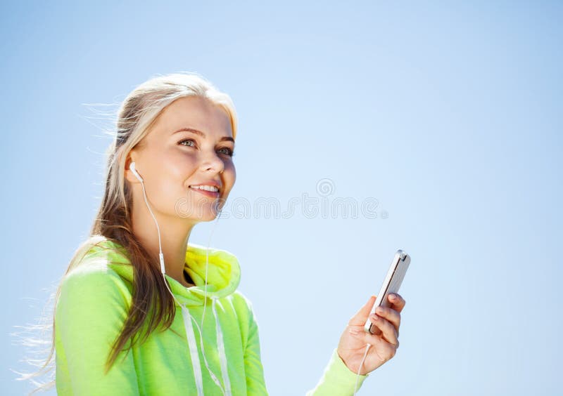 Morena Que Escuta a Música Do Jogador Foto de Stock - Imagem de contente,  menina: 33853912