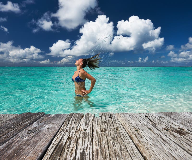 Mulher que espirra a água com o cabelo no oceano imagens de stock royalty free Mulher que espirra a água com o cabelo no oceano imagens de stock royalty free