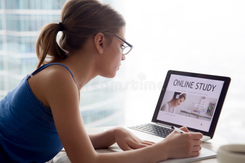 Mulher que estuda o curso educacional em linha no Internet usando o lapto fotos de stock royalty free Mulher que estuda o curso educacional em linha no Internet usando o lapto fotos de stock royalty free