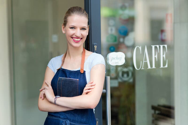 Mulher que está na frente da cafetaria fotografia de stock Mulher que está na frente da cafetaria fotografia de stock