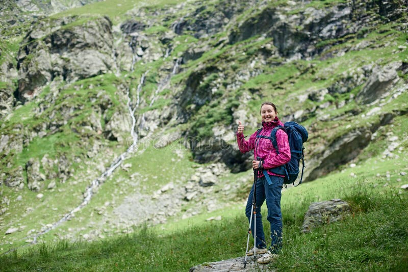 Mulher que está na pedra no pé de montanhas de Fagaras fotos de stock royalty free Mulher que está na pedra no pé de montanhas de Fagaras fotos de stock royalty free