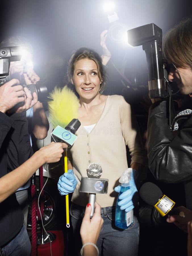 Mulher que está sendo fotografada por paparazzi fotos de stock Mulher que está sendo fotografada por paparazzi fotos de stock