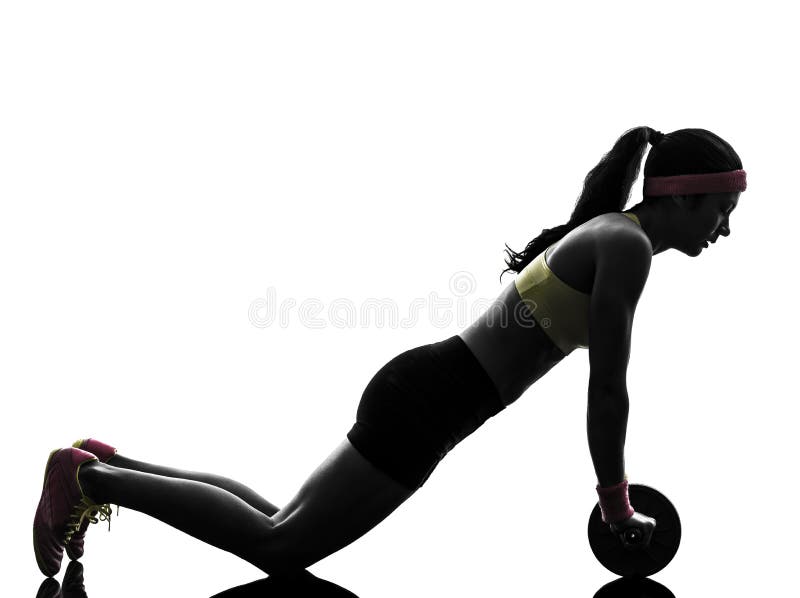 Mulher que exercita o silhouet de tonificação abdominal da roda do exercício da aptidão