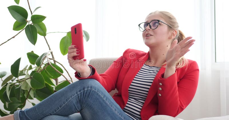 Mulher que fala no telefone através do bate-papo video