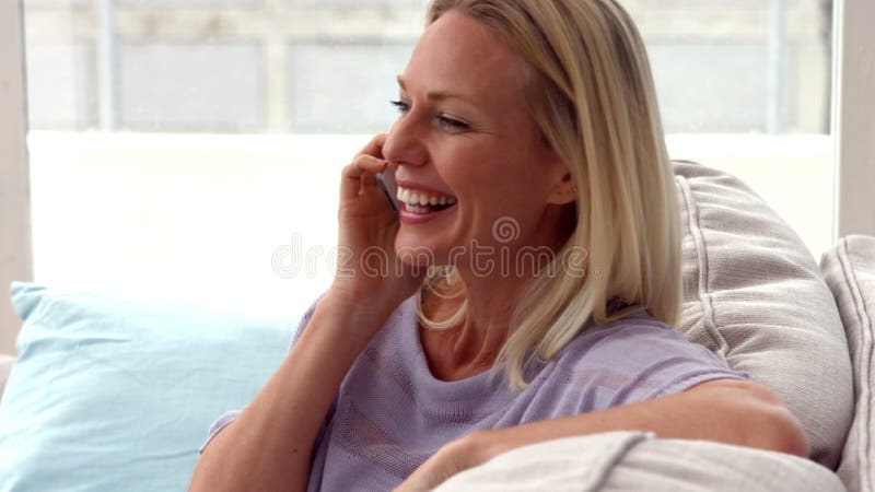 Mulher que fala no telefone em casa filme