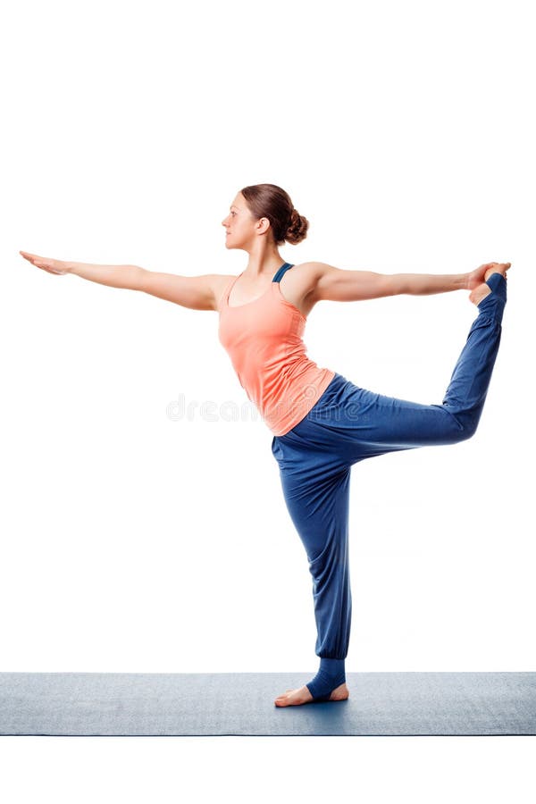 Mulher que faz o asana Natarajasana da ioga foto de stock royalty free Mulher que faz o asana Natarajasana da ioga foto de stock royalty free