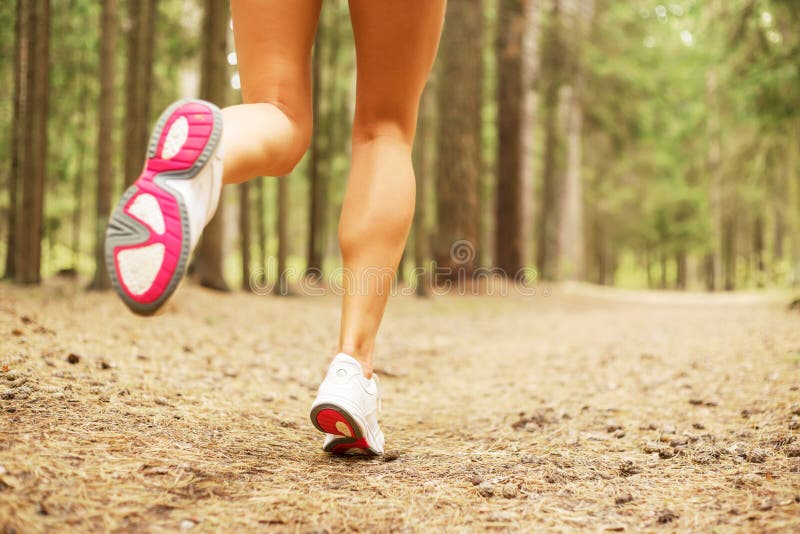 Mulher que funciona na floresta foto de stock Mulher que funciona na floresta foto de stock