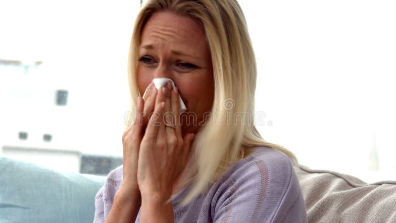 Mulher que funde seu nariz no sofá vídeos de arquivo