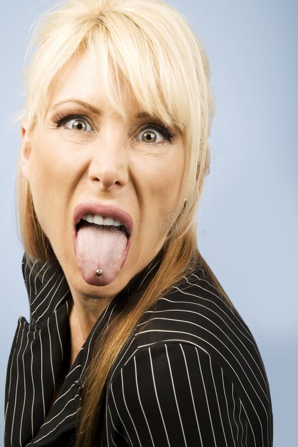 A mulher que fura para fora a perfurou a lingüeta fotos de stock A mulher que fura para fora a perfurou a lingüeta fotos de stock
