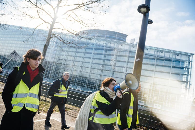 Mulher que grita no protesto França do megafone imagem de stock Mulher que grita no protesto França do megafone imagem de stock