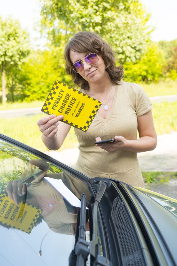 Mulher que guarda o bilhete de estacionamento fotografia de stock Mulher que guarda o bilhete de estacionamento fotografia de stock