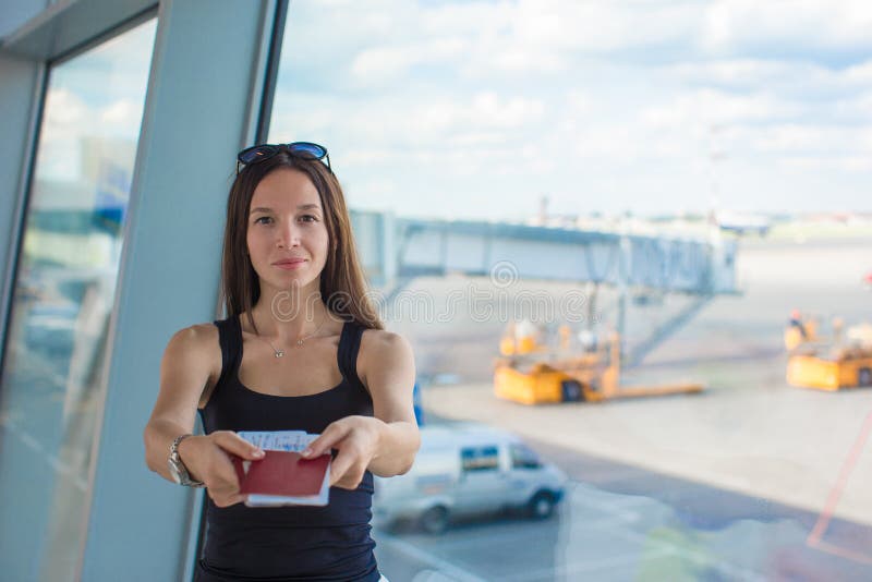 Mulher que guarda passaportes e passagem de embarque em fotografia de stock royalty free