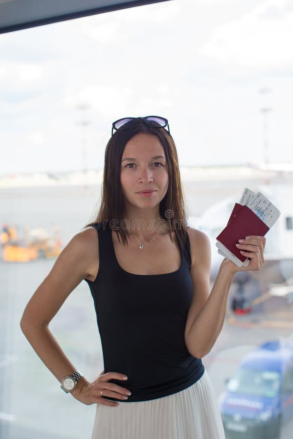 Mulher que guarda passaportes e passagem de embarque em foto de stock royalty free