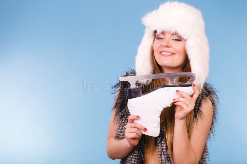 Mulher que guarda patins de gelo, esporte de inverno imagem de stock Mulher que guarda patins de gelo, esporte de inverno imagem de stock