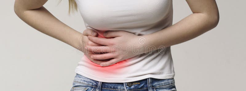 Mulher a segurar o lado, sofrendo de dor no fígado imagens de stock