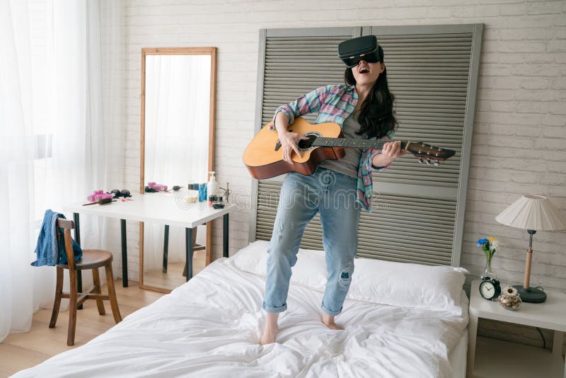 A mulher que guarda sua guitarra de madeira e segue a batida fotos de stock A mulher que guarda sua guitarra de madeira e segue a batida fotos de stock