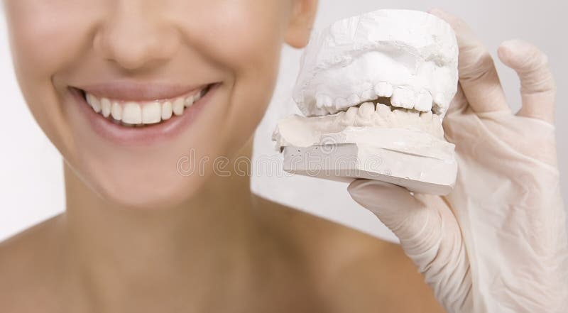 Mulher que guarda uma amostra dos dentes fotos de stock royalty free Mulher que guarda uma amostra dos dentes fotos de stock royalty free