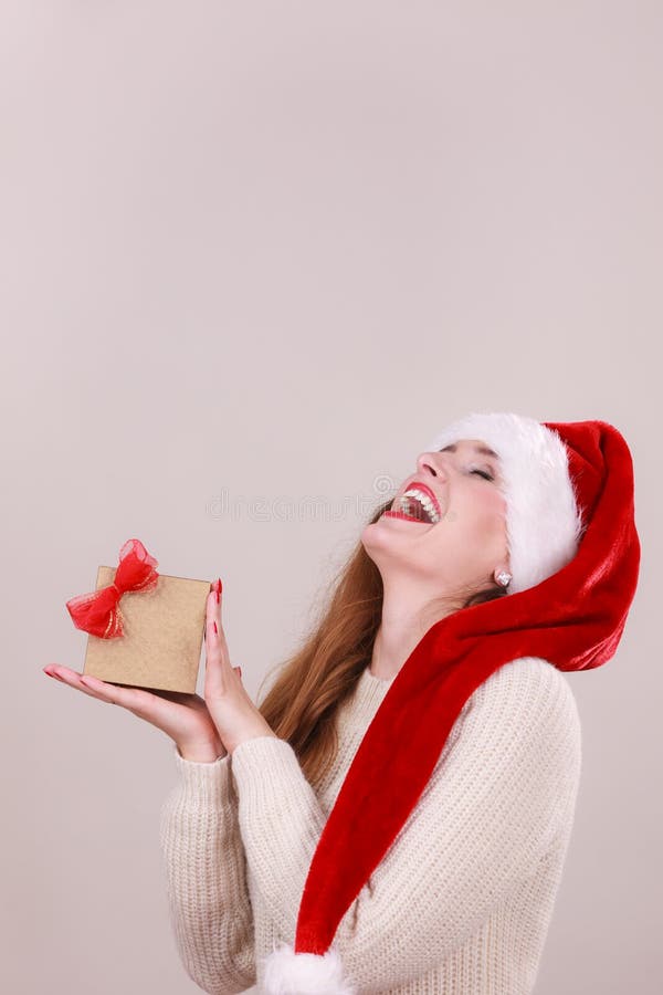 Mulher que guardara a caixa de presente Tempo do Natal fotografia de stock royalty free Mulher que guardara a caixa de presente Tempo do Natal fotografia de stock royalty free