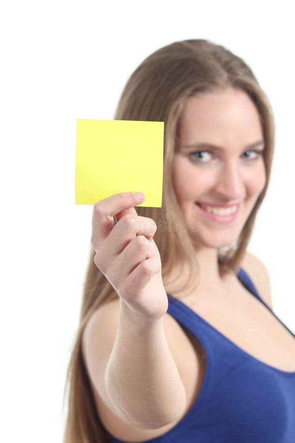 Mulher que guardara e que mostra uma nota de papel amarela vazia imagem de stock royalty free Mulher que guardara e que mostra uma nota de papel amarela vazia imagem de stock royalty free