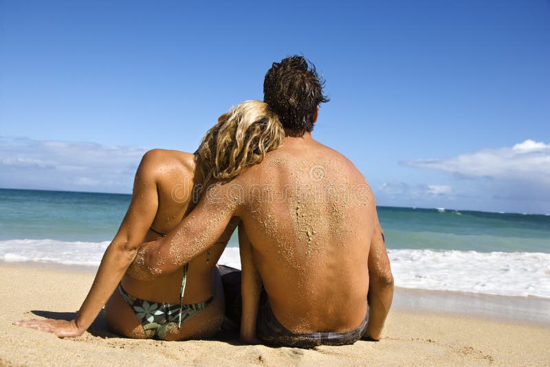 Mulher encostada a um homem imagem de stock