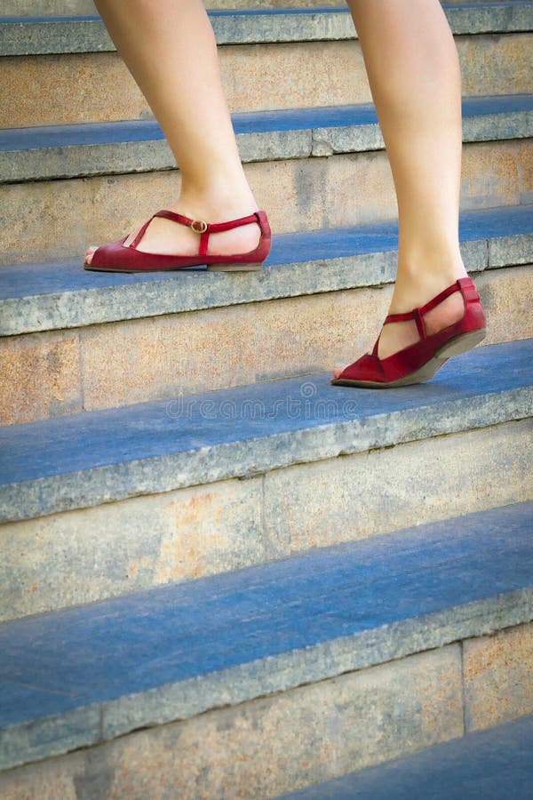 Mulher que intensifica uma escadaria fotografia de stock Mulher que intensifica uma escadaria fotografia de stock