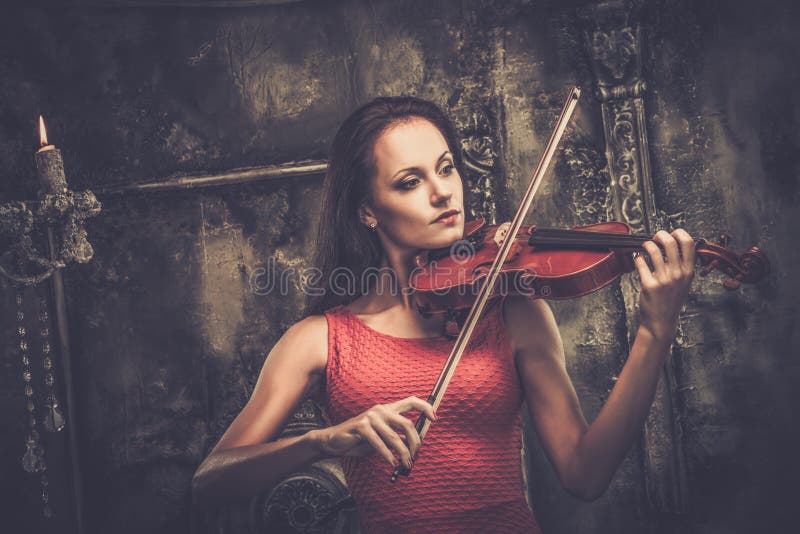 Mulher que joga o violino no interior místico imagens de stock Mulher que joga o violino no interior místico imagens de stock