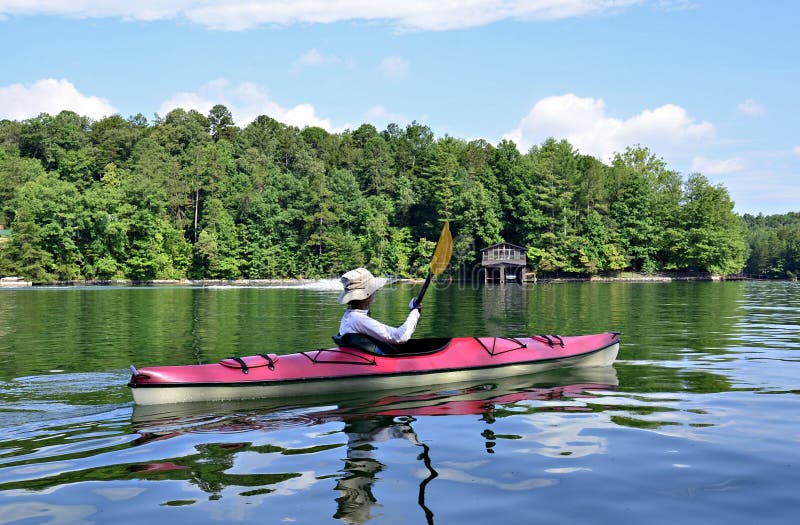 Mulher que Kayaking no lago foto de stock Mulher que Kayaking no lago foto de stock