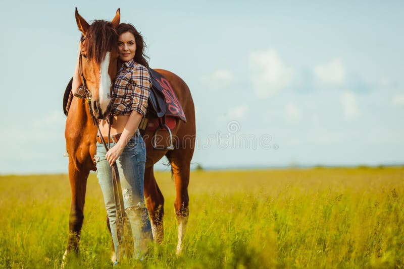Mulher que levanta com cavalo