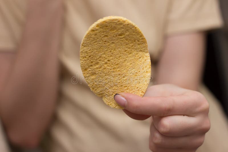 Mulher que limpa suas m?os com um tecido imagem de stock Mulher que limpa suas m?os com um tecido imagem de stock