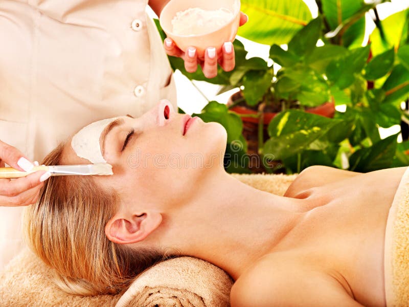 Mulher que obtem a massagem facial. imagens de stock royalty free Mulher que obtem a massagem facial. imagens de stock royalty free