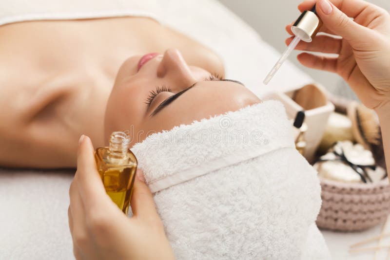 Mulher que obtém a massagem facial profissional no salão de beleza dos termas imagens de stock royalty free Mulher que obtém a massagem facial profissional no salão de beleza dos termas imagens de stock royalty free