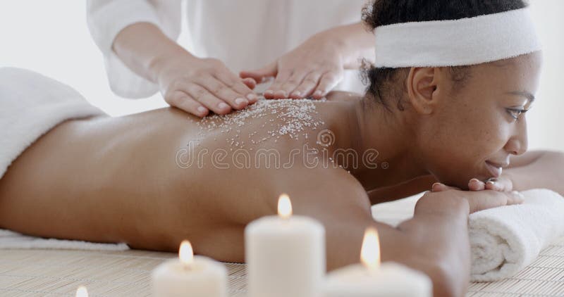 A mulher que obtém um sal esfrega o tratamento imagem de stock royalty free A mulher que obtém um sal esfrega o tratamento imagem de stock royalty free