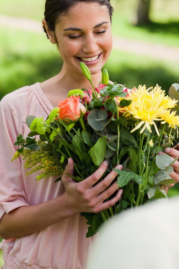 Garota Com Buquê De Peonias. Buquê De Peões. Entrega De Flores No Local De  Trabalho. Menina De Primavera Com Flores. Buquê Como Pr Foto de Stock -  Imagem de fundo, beleza: 172671828