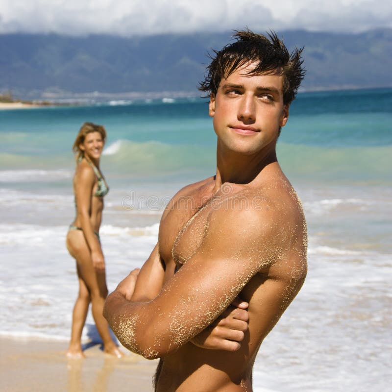 Mulher a olhar para um homem imagem de stock