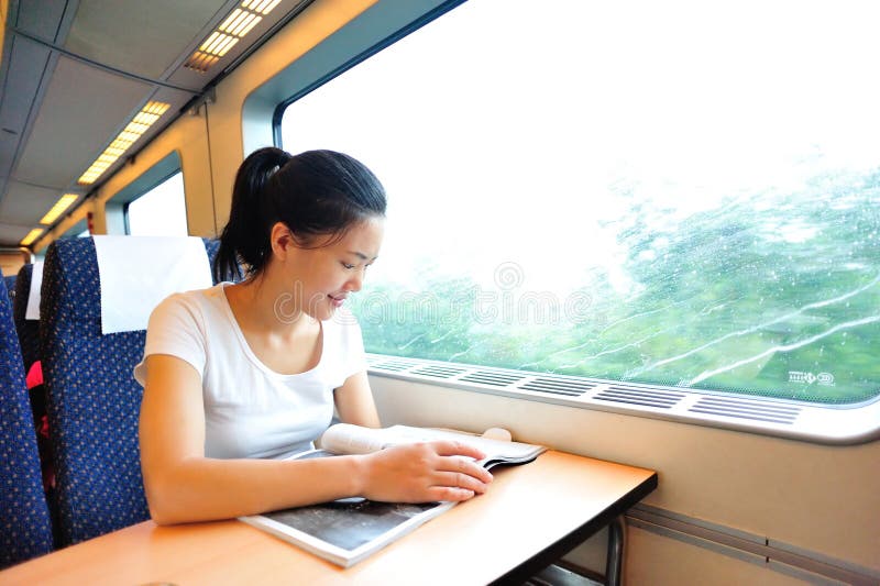 Mulher que olha o interior do compartimento do trem fotos de stock royalty free Mulher que olha o interior do compartimento do trem fotos de stock royalty free