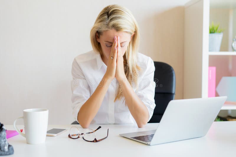 Mulher que pensa sobre problemas do trabalho no escritório foto de stock Mulher que pensa sobre problemas do trabalho no escritório foto de stock
