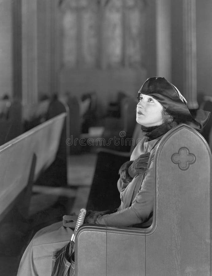 Mulher que praying na igreja fotografia de stock royalty free Mulher que praying na igreja fotografia de stock royalty free