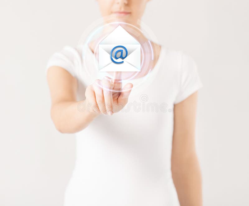 Mulher que pressiona o botão virtual com ícone do email imagens de stock Mulher que pressiona o botão virtual com ícone do email imagens de stock