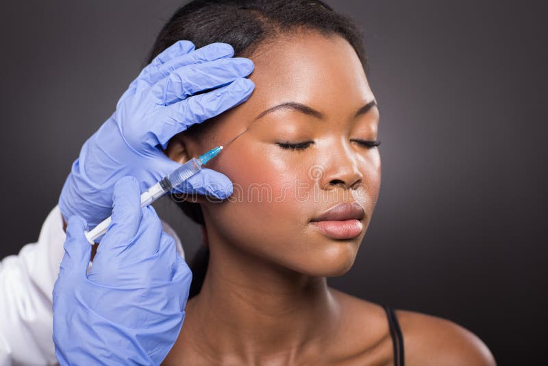 Mulher que recebe a injeção cosmética imagem de stock Mulher que recebe a injeção cosmética imagem de stock